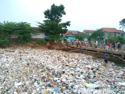 Horor Sampah di Sungai Cikapundung: Plastik Hingga Kasur!