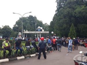 Tukang Ojek Protes di Depan Kampus IPB karena Tak Boleh Beroperasi Lagi Tukang Ojek Protes di Depan Kampus IPB karena Tak Boleh Beroperasi Lagi