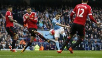 Jesus Navas melepaskan tembakan yang belum berbuah gol. Reuters/Phil Noble.
