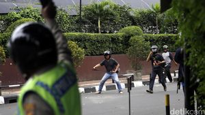 Massa Pendemo Taksi Bentrok dengan Massa Go-Jek
