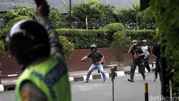 Massa Pendemo Taksi Bentrok dengan Massa Go-Jek