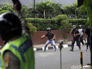 Massa Pendemo Taksi Bentrok dengan Massa Go-Jek