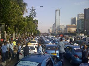 Taksi Konvoi di Jl Gatot Subroto, Lalin Arah Slipi Macet Total