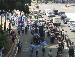 Para Sopir Taksi Long March dari Monas Menuju Balai Kota