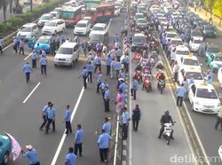 Begini Penampakan Saat Sopir Taksi Pendemo Hancurkan Mobil Rekannya