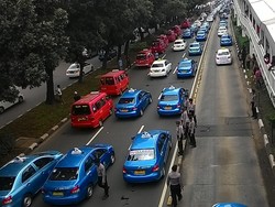 Penampakan Pasukan Taksi dan Angkot Merah KWK di Jalan Sudirman