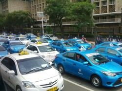 Konvoi Taksi dan Bajaj di Thamrin Menuju Monas, ini Wujudnya