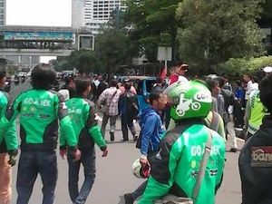 Memanas di Tosari, Massa Go-Jek Bertemu Massa Taksi Pendemo