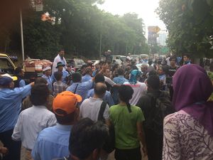 Sopir Taksi Ricuh di Depan Gedung DPR, Taksi yang Masih Operasi Dirusak