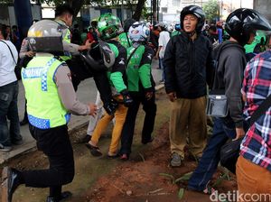 Polisi Bubarkan Paksa Massa Go-Jek