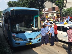 Sopir Taksi Pendemo Keterlaluan, Penumpang TransJ dan Feeder Juga Dipaksa Turun