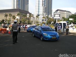 Taksi-taksi yang Demo Diarahkan Masuk Monas, Pengalihan Arus Situasional