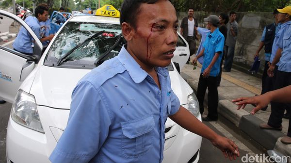 Sopir Bluebird dan Express Digebukin Sejumlah Oknum