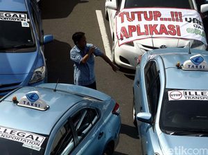 Video Sopir Taksi Tabrak Pendemo yang Men-sweepingnya