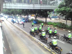 Tertibkan Demo Sopir Taksi dkk, Polisi Arahkan Massa ke Monas