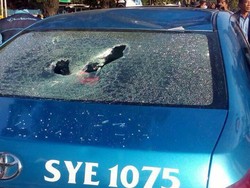 Bawa Penumpang, Taksi Blue Bird Diinjak Kacanya Hingga Pecah