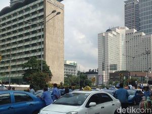Demo Angkutan Umum, Gubernur BI Kejebak Macet