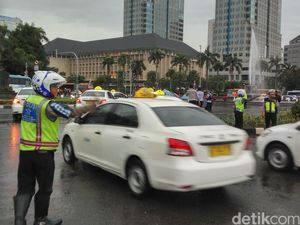 100-an Sopir Taksi Balik ke Pool Masing-masing dan Dikawal Polisi
