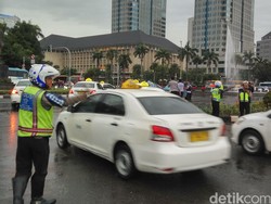 100-an Sopir Taksi Balik ke Pool Masing-masing dan Dikawal Polisi