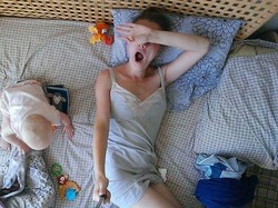 Pakai Tongsis, Wanita Ini Dokumentasikan Seperti Apa Sibuknya Seorang Ibu