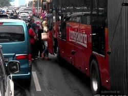 Kelamaan Tunggu di Halte, Ibu-ibu Ini Naik TransJ di Pinggir Jalan