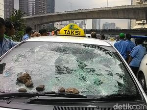 Buntut Kericuhan, Taksi Express Ini Hancur Dilempari Batu