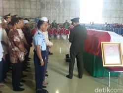Polri Beri Penghargaan untuk 13 Anggota TNI yang Gugur di Poso
