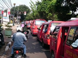 Angkot KWK dan Taksi Juga Konvoi di Salemba, Begini Penampakannya