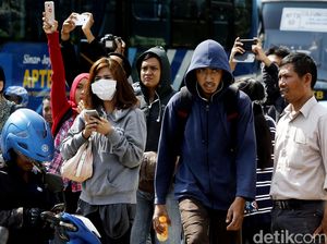 Diturunkan, Penumpang Taksi Berjalan Kaki di Jalan Gatsu Diturunkan, Penumpang Taksi Berjalan Kaki di Jalan Gatsu