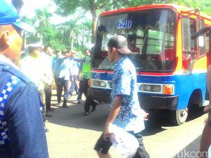 Sopir Taksi Pecahkan Kaca Metromini di Dukuh Atas