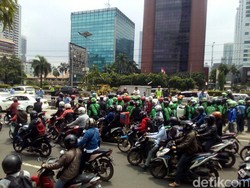 Driver Go-jek Saling Sundul dengan Sopir Taksi di Jalur TransJ Depan LIPI