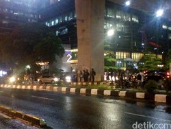 Tak Ada Angkutan Umum, Penumpang Menumpuk di Rasuna Said