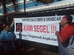 Demo Tolak Transportasi Online, Sopir Taksi Segel Kantor Kemkominfo