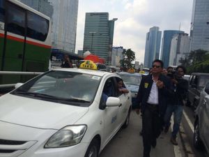 Massa Sopir Taksi Bubar, Arus Lalu Lintas di Gatsu Arah Slipi Mulai Lancar