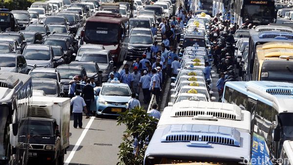 Sopir Sweeping Taksi di Jalan Gatsu
