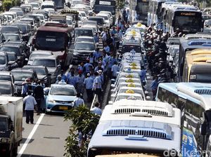 Sopir Sweeping Taksi di Jalan Gatsu