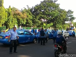 Ratusan Taksi Penuhi Jl Merdeka Utara Menuju Kemkominfo, Lalin Tersendat