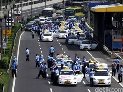 Tak Terima di-Sweeping, Driver Go-Jek Rusak Taksi dan Pukuli Sopirnya