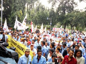 Imbas Aksi Demo Sopir Taksi, Penumpang Tunggu Bus 1 Jam Lebih di Semanggi