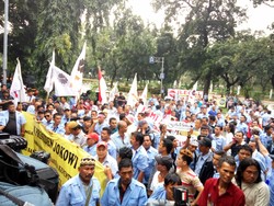 Imbas Aksi Demo Sopir Taksi, Penumpang Tunggu Bus 1 Jam Lebih di Semanggi