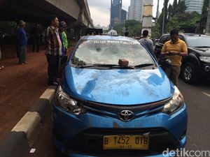 Taksi Dilempar Batu dan Sopir Dihantam Helm oleh Driver Go-Jek