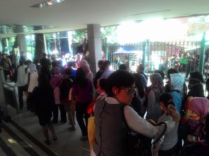 Taksi dan Angkot Mogok, Penumpang di Stasiun Sudirman Membludak