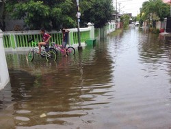Banjir di Padang, 1 Bocah Hilang dan 5 Rumah Terbawa Arus