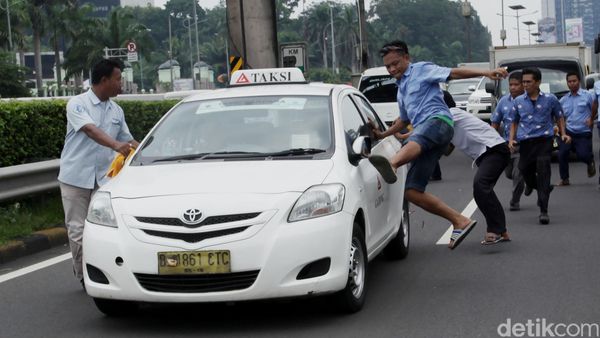 Ini Aksi Anarkis Sopir Taksi Saat Sweeping
