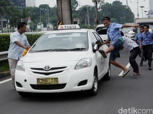 Ini Aksi Anarkis Sopir Taksi Saat Sweeping