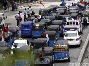 Ratusan Bajaj Parkir di Jl Sudirman