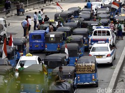 Ratusan Bajaj Parkir di Jl Sudirman