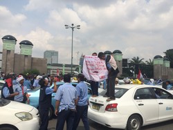 Taksi dkk Parkir di Depan DPR, Jl Gatsu ke Arah Slipi Dialihkan