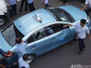 Sopir BlueBird Demo Anarkis? Lapor ke Call Center 021-7971245