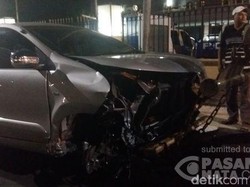 Tabrak Separator Busway di Jl MT Haryono, Mobil Avanza Ringsek Bagian Depan